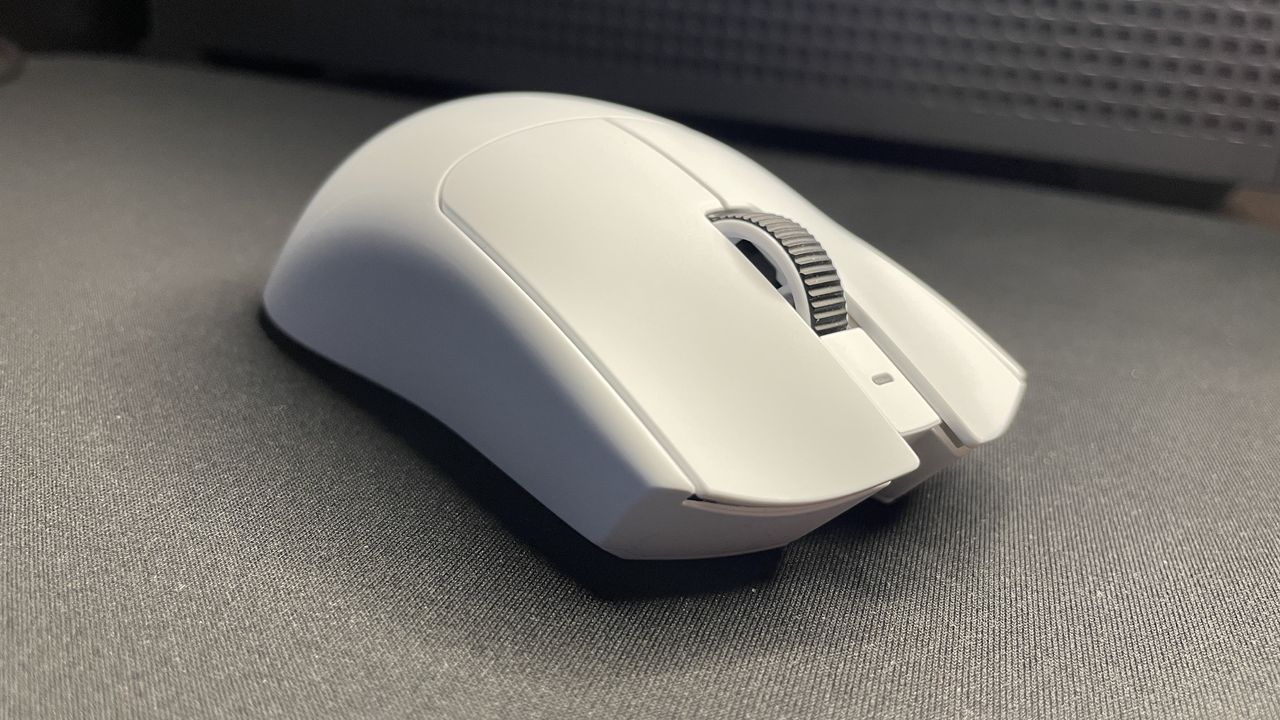 Replacing the Viper V4 Pro's skates gave one reviewer some Razer warranty trouble after glass pad sensor issues